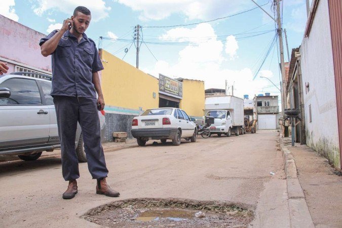  19/01/2024 Crédito: Kayo Magalhães/CB/D.A Press. Brasil. Brasília - DF. Cidades. Buracos no DF em períodos de chuva. Alex Camilo Alves, 25, mecânico na Estrutural reclama de buraco em frente à oficina.