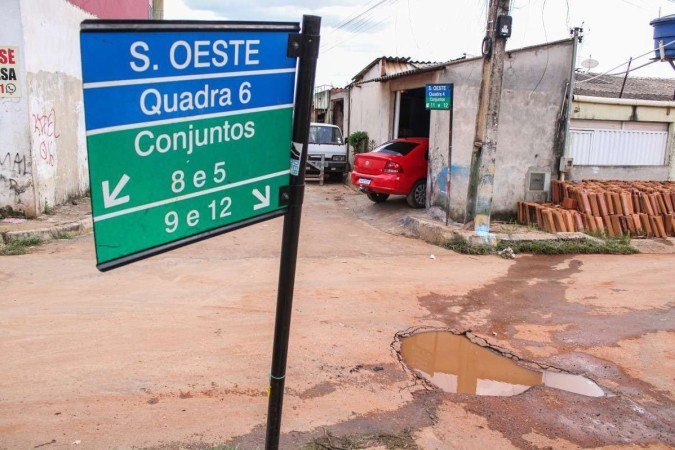 Buraco em frente à oficina, no setor oeste da Estrutural.