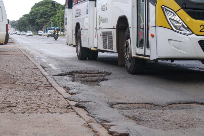 Buracos em frente a ponto de ônibus na Avenida Hélio Prates, em Taguatinga.