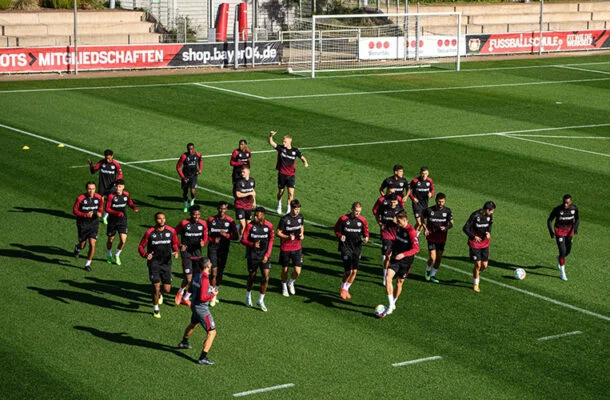 Jogadores do Leverkusen durante treinamento da equipe - Foto: Divulgação / BAYER 04 LEVERKUSEN -  (crédito: Foto: Divulgação / BAYER 04 LEVERKUSEN)