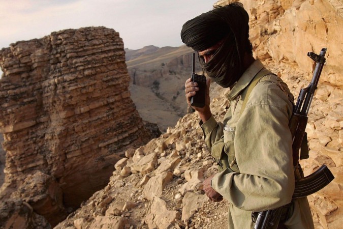 Um guerrilheiro da tribo Marri do povo Baloch se comunica com um posto de observação rebelde enquanto monitora os movimentos das tropas paquistanesas na província do Baluchistão -  (crédito: Getty Images)