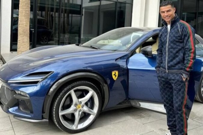 Cristiano Ronaldo coleciona carros e agora tem uma Ferrari Purosangue  -  (crédito: Foto: Instagram @cristiano)