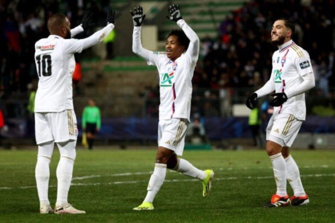Jogadores de Lyon e Bergerac em disputa de bola na Copa da França - Foto: Romain Perrocheau/AFP via Getty Images -  (crédito: Foto: Romain Perrocheau/AFP via Getty Images)