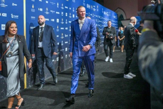 Erling Haaland em sua chegada ao Globe Soccer Awards, em Dubai - Foto: Ryan Lim/AFP via Getty Images - (crédito: Foto: Ryan Lim/AFP via Getty Images) Erling Haaland em sua chegada ao Globe Soccer Awards, em Dubai - Foto: Ryan Lim/AFP via Getty Images - (crédito: Foto: Ryan Lim/AFP via Getty Images)