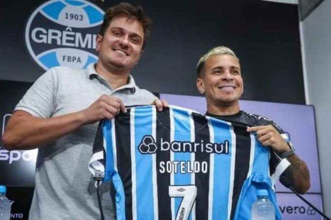 Soteldo (D) vai vestir a camisa 7 do Grêmio e revelou brincadeiras de Renato -  (crédito: Foto: Lucas Jebel/Gremio)