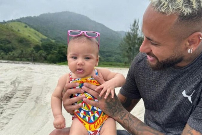 Neymar foi à praia com filha Mavie  -  (crédito: Foto: Instagram @neymarjr)