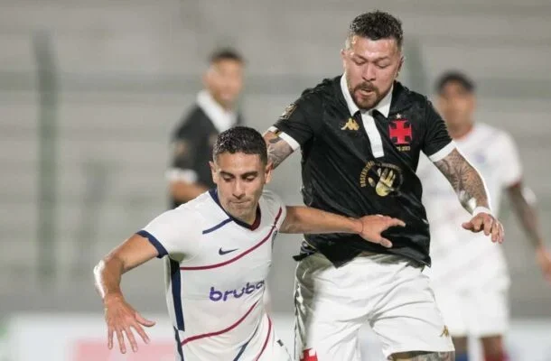 Logomarca contra o racismo assume espaço provisório na camisa; comemoração de Leandrinho -  (crédito: Foto: Matheus Lima /Vasco)