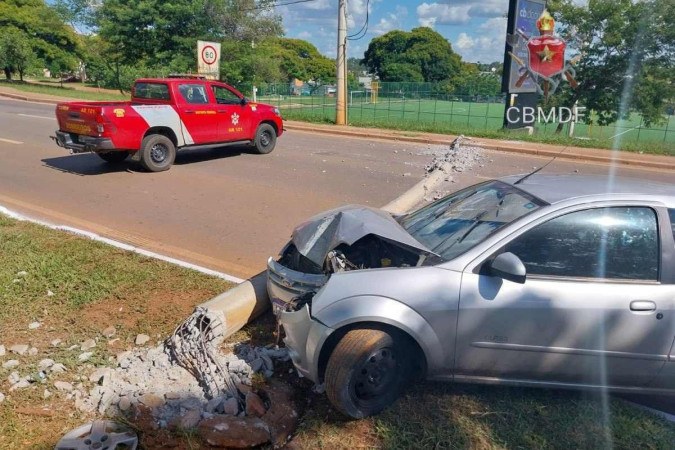 Um motorista de 31 anos perdeu o controle do carro e bateu em um poste de iluminação pública -  (crédito: CBMDF)