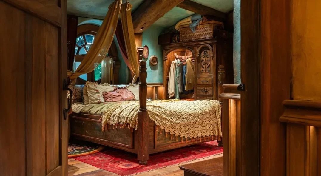 As casas dos "Hobbits" são, originalmente, um produto da imaginação de J.R.R. Tolkien em seus livros. Porém, o set de filmagem de Hobbiton, na Nova Zelândia, não decepciona os fãs dos filmes "O Senhor dos Anéis" e "O Hobbit". -  (crédito: Divulgação)