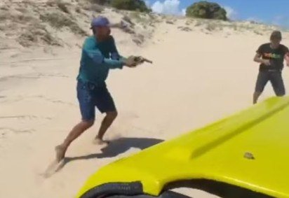Uma tentativa de assalto a turistas, em 9/1/2024, nas dunas da Praia do Cumbuco, no Ceará, causou perplexidade. A ponto de uma das vítimas achar que eram atores fazendo encenação para deixar o passeio "com emoção". Porém, nas dunas, a"emoção" é produzida pelas manobrasna areia.  -  (crédito: Reprodução/Redes Sociais)