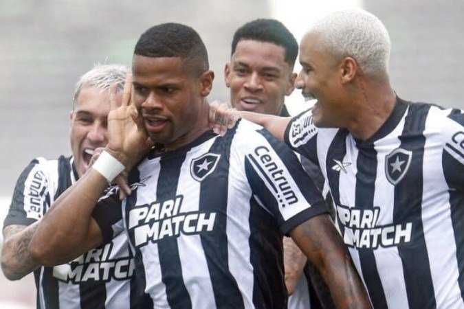 Segovinha tenta passar pela marcação - (crédito: Foto: Vitor Silva/Botafogo) Segovinha tenta passar pela marcação - (crédito: Foto: Vitor Silva/Botafogo)