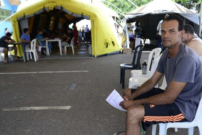  20/01/2024 Crédito: Marcelo Ferreira/CB/D.A Press. Brasil. Brasília - DF -  Estacionamento da Administração Regional da Ceilândia. Pessoas com sitomas de dengue são atendidas nas tendas montadas pelo GDF. Aurélio Teixeira Lopes esta com os sintomas de dengue.