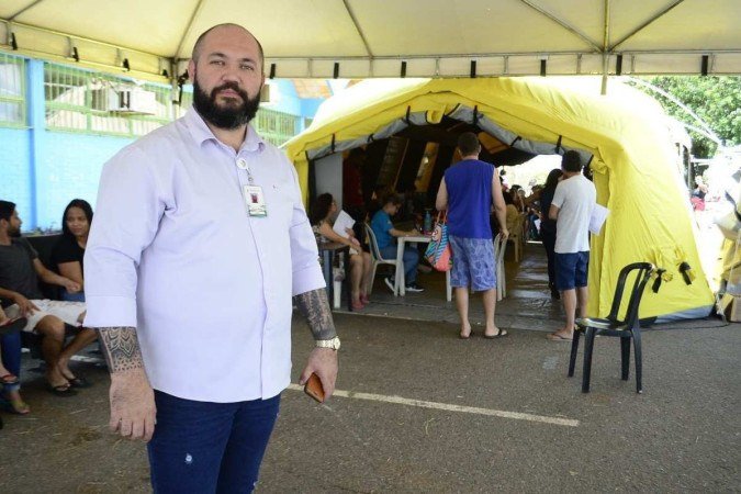  20/01/2024 Crédito: Marcelo Ferreira/CB/D.A Press. Brasil. Brasília - DF -  Estacionamento da Administração Regional da Ceilândia. Pessoas com sitomas de dengue são atendidas nas tendas montadas pelo GDF. Henrique Gonçalves (coordenador das tendas da Ceilândia)