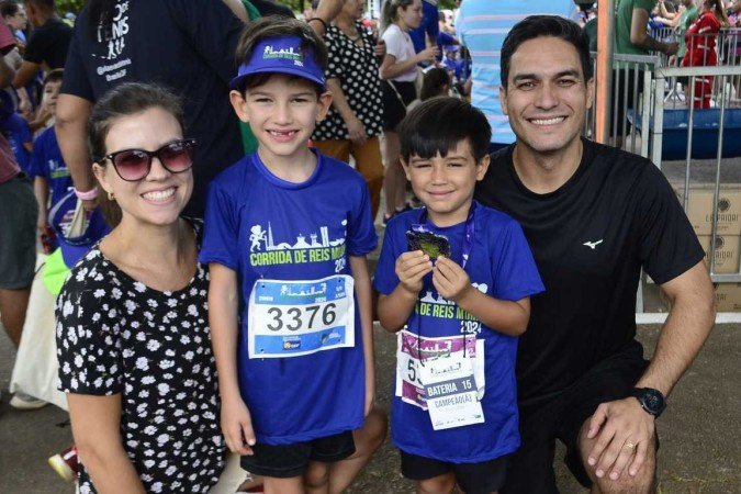 Pietro com pai, Claudio Popov; a mãe, Pamela; e o irmão Dante