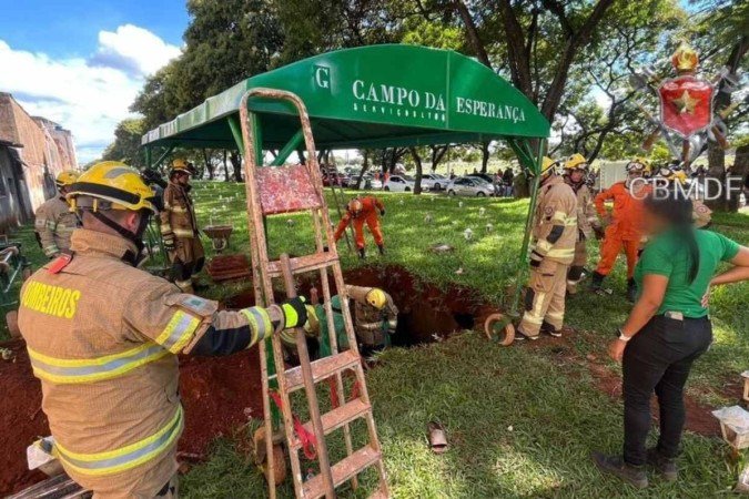 Três pessoas desmaiaram após a queda e precisaram de atendimento dos socorristas - (crédito: CBMDF/Divulgação) Três pessoas desmaiaram após a queda e precisaram de atendimento dos socorristas - (crédito: CBMDF/Divulgação)