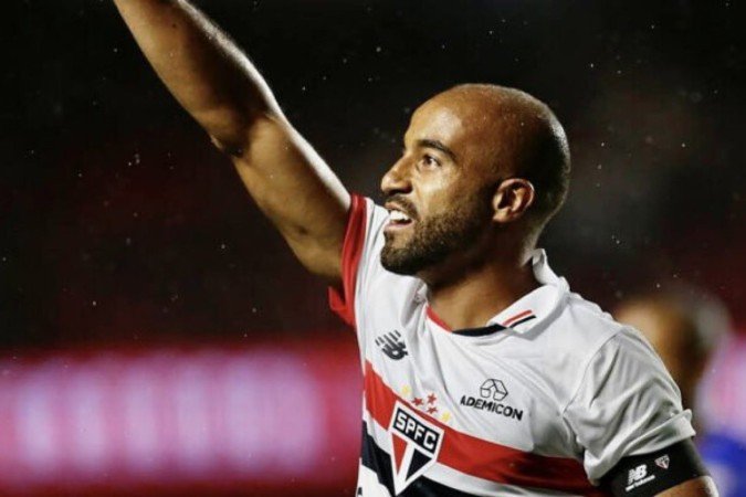 Diego Costa, de cabeça, fez o terceiro gol do São Paulo -  (crédito: Foto: Rubens Chiri /São Paulo)