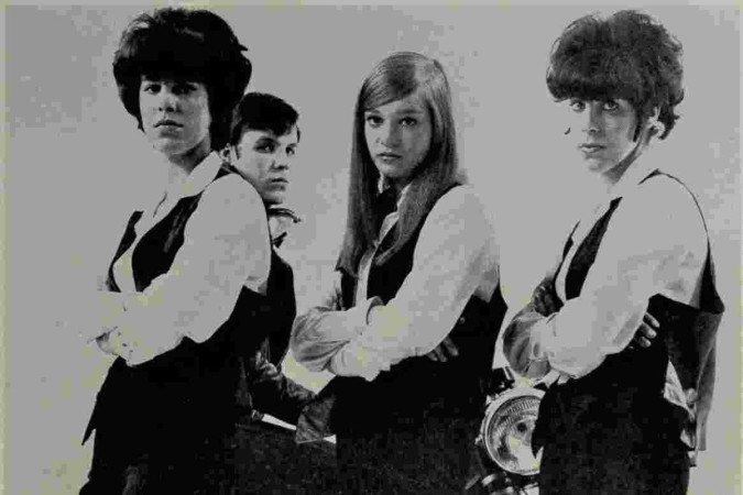 Mary Weiss (ao centro) e as Shangri-Las em aparição na capa da revista Cash Box, 13 de fevereiro de 1965 -  (crédito: Domínio Público)