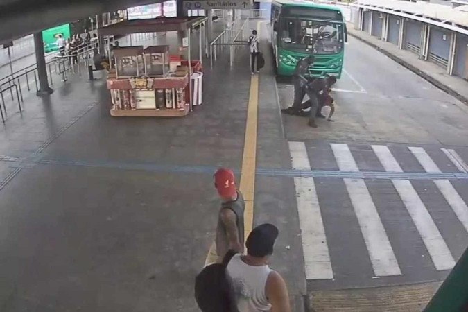 Imagens registram momento em que seguranças do metrô seguram o homem  -  (crédito: Reprodução/CCR Metrô Bahia)