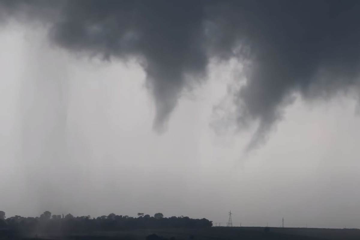 Vídeo: meteorologista flagra formação de tornado no interior do Paraná