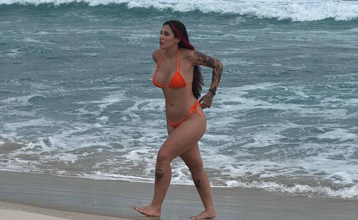Alicia X é flagrada ostentando boa forma em praia do RJ