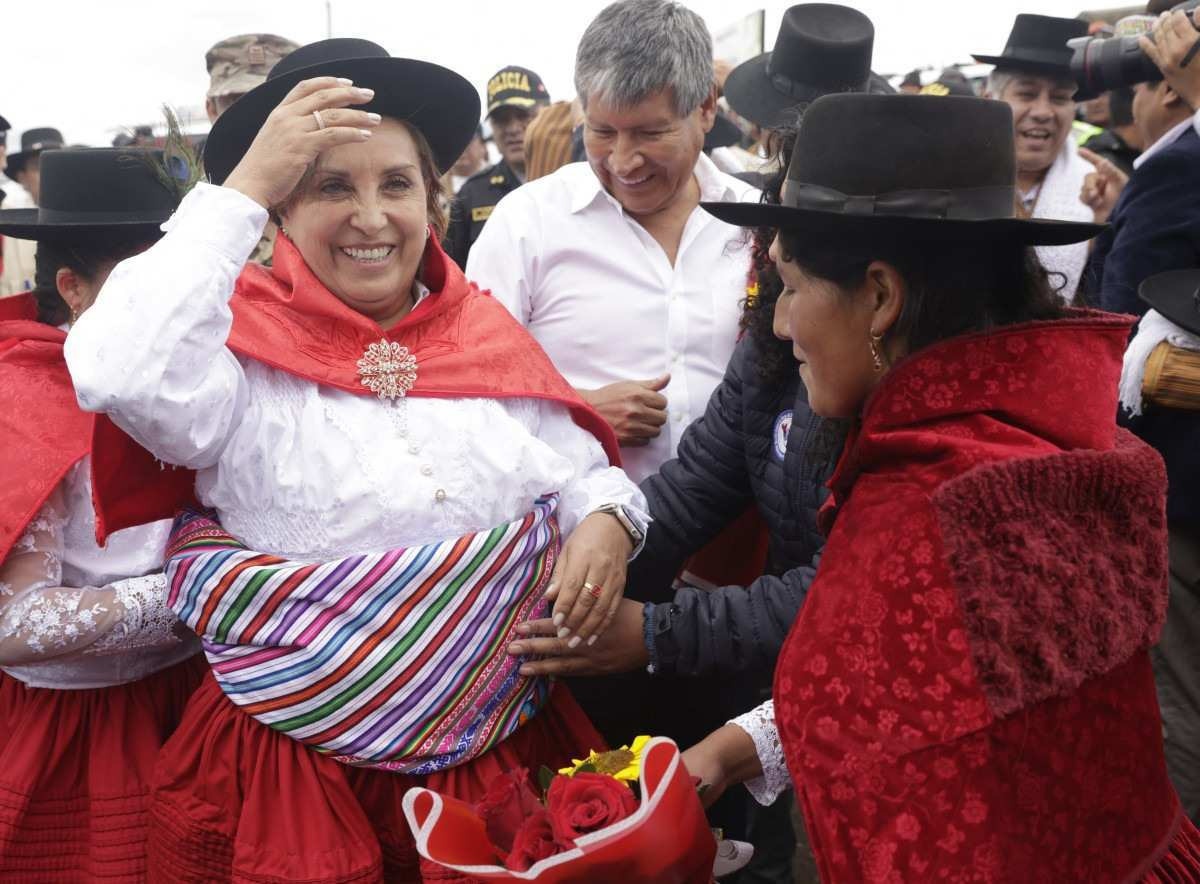 Presidente do Peru é agredida e tem cabelos puxados durante evento; veja