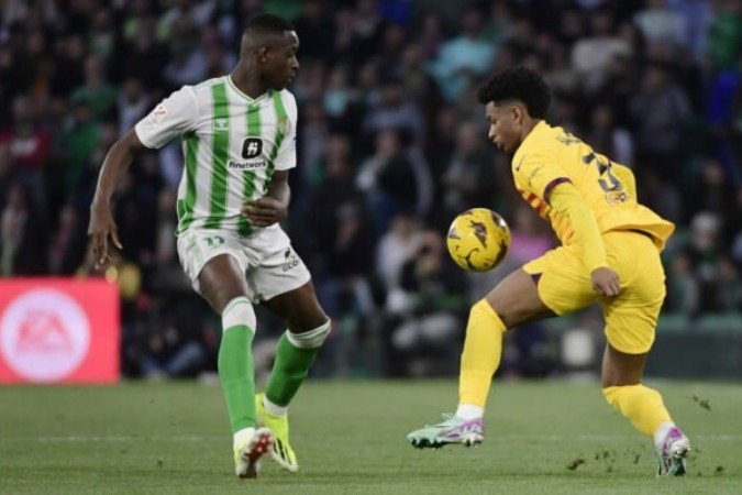 Luiz Henrique (número 11) em disputa de bola no jogo contra o Barcelona -  (crédito: Foto: CRISTINA QUICLER/AFP via Getty Images)