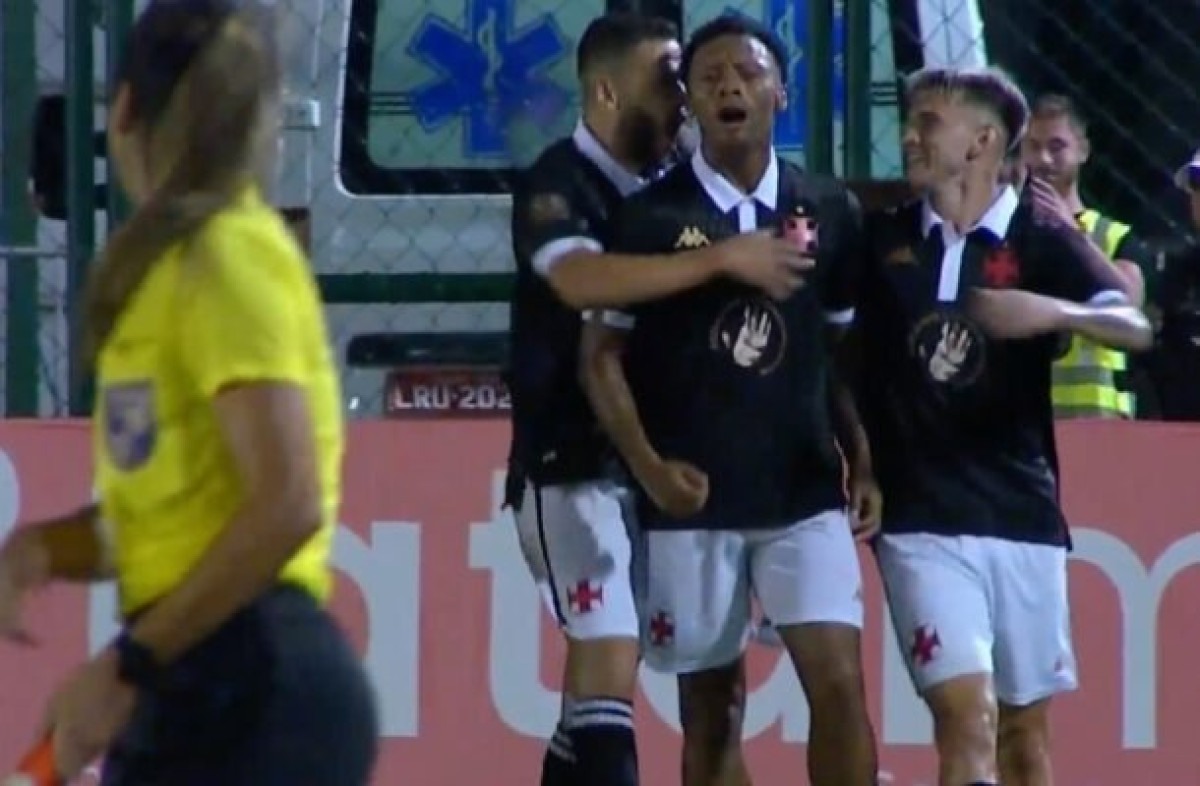 Paixão celebra primeiro gol pelos profissionais do Vasco