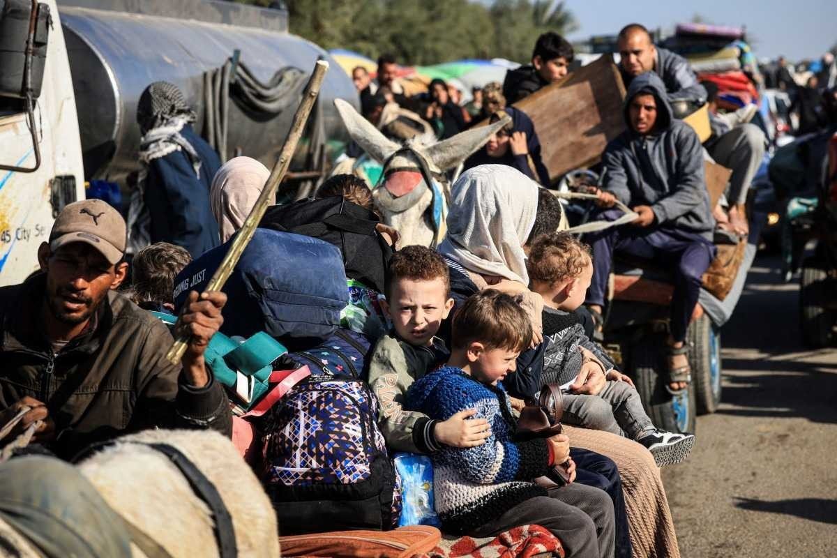 Fam&iacute;lias fogem de Khan Yunis, no sul da Faixa de Gaza, por meio de estrada costeira que leva at&eacute; a cidade de Rafah: combates se intensificaram 