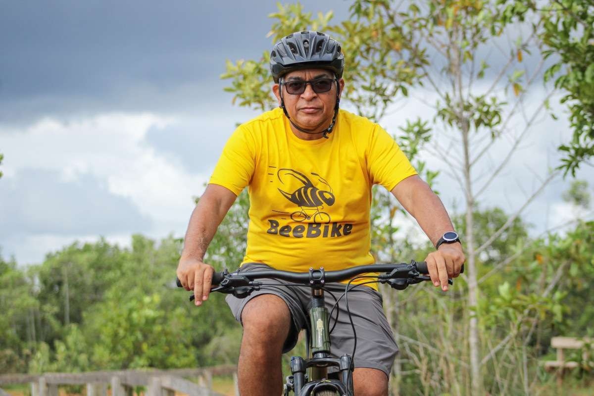 Cicilista James Soares, 57, é dono da BeeBike, agência de cicloturismo em parques do DF
