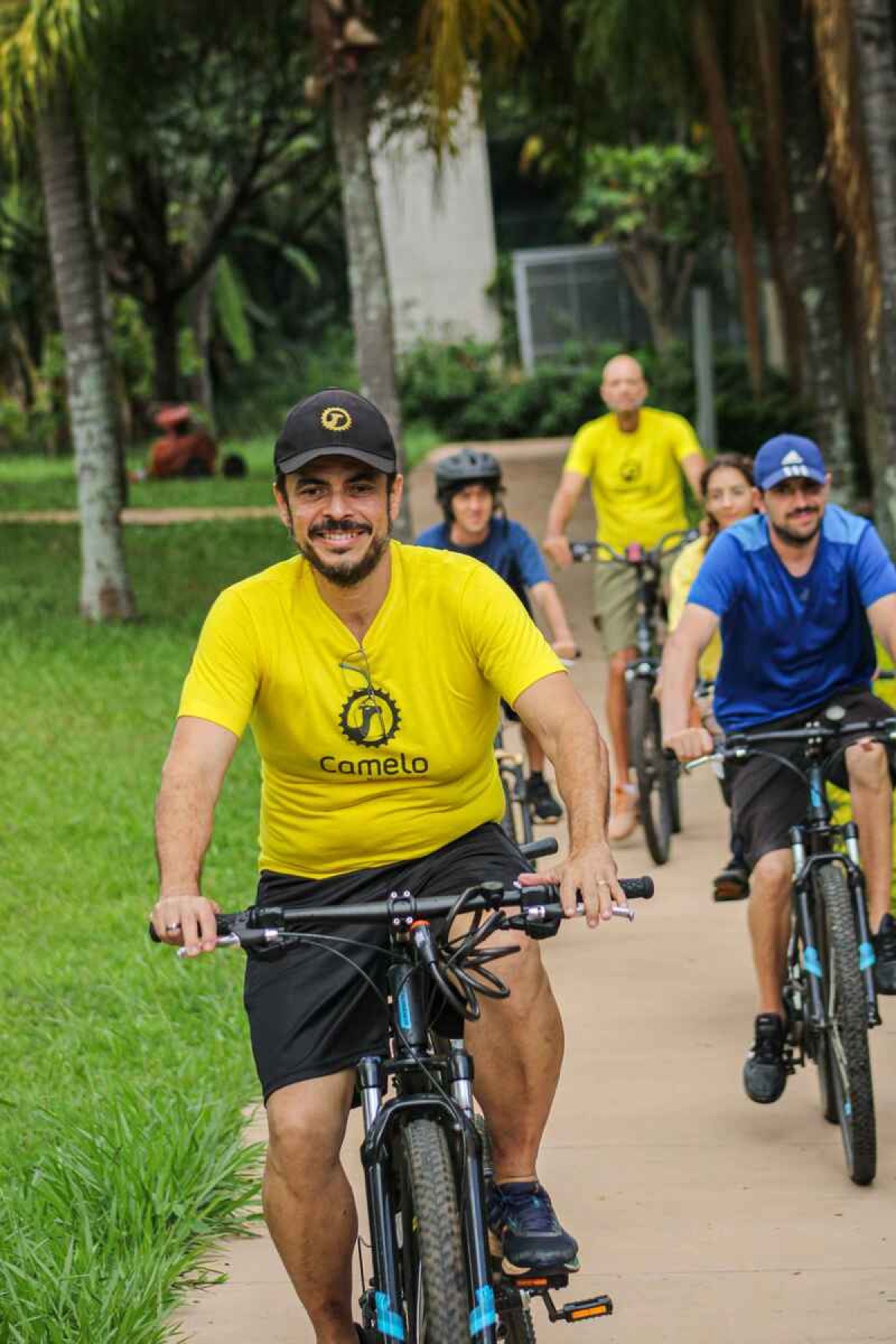 Dono da agência de cicloturismo, Graco Santos, 56, guia grupos de até 15 pessoas