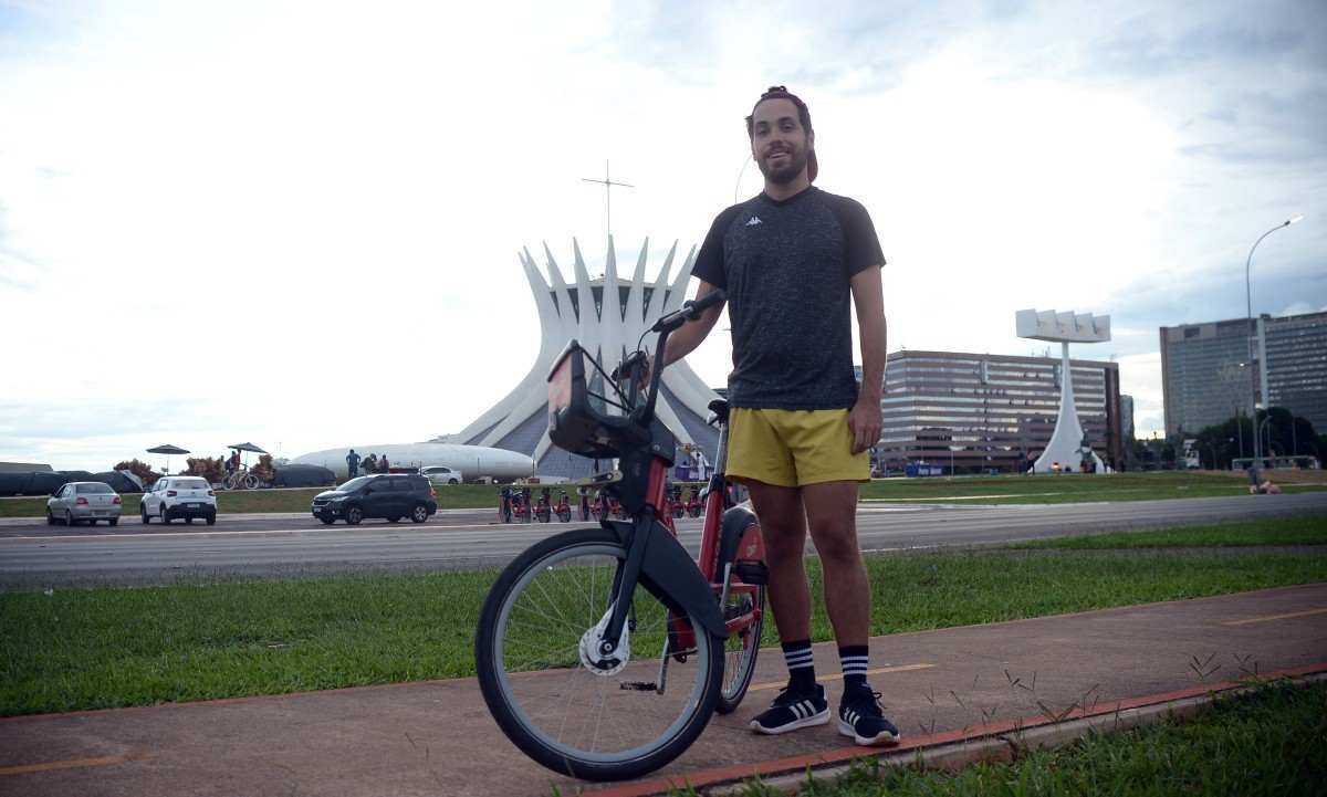  O advogado baiano Christian Lopes, 25, vem a Brasília uma vez por mês e percorre a capital de bike