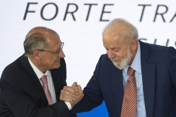 O vice-presidente e ministro do Desenvolvimento, Ind..stria, Com..rcio e Servi..os (MDIC), Geraldo Alckmin, e o presidente Luiz In..cio Lula da Silva durante reuni..o do Conselho Nacional de Desenvolvimento Industrial (CNDI), no Pal..cio do Planalto. Durante o encontro, foi lan..ada a Nova Ind..stria Brasil, pol..tica industrial aprovada pelo CNDI e que tra..a o caminho do desenvolvimento at.. 2033. - (crédito: Marcelo Camargo/Agência Brasil) O vice-presidente e ministro do Desenvolvimento, Ind..stria, Com..rcio e Servi..os (MDIC), Geraldo Alckmin, e o presidente Luiz In..cio Lula da Silva durante reuni..o do Conselho Nacional de Desenvolvimento Industrial (CNDI), no Pal..cio do Planalto. Durante o encontro, foi lan..ada a Nova Ind..stria Brasil, pol..tica industrial aprovada pelo CNDI e que tra..a o caminho do desenvolvimento at.. 2033. - (crédito: Marcelo Camargo/Agência Brasil)