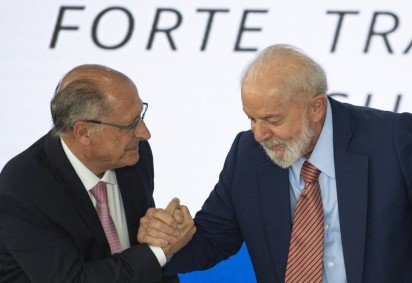 O vice-presidente e ministro do Desenvolvimento, Ind..stria, Com..rcio e Servi..os (MDIC), Geraldo Alckmin, e o presidente Luiz In..cio Lula da Silva durante reuni..o do Conselho Nacional de Desenvolvimento Industrial (CNDI), no Pal..cio do Planalto. Durante o encontro, foi lan..ada a Nova Ind..stria Brasil, pol..tica industrial aprovada pelo CNDI e que tra..a o caminho do desenvolvimento at.. 2033. -  (crédito: Marcelo Camargo/Agência Brasil) -O vice-presidente e ministro do Desenvolvimento, Ind..stria, Com..rcio e Servi..os (MDIC), Geraldo Alckmin, e o presidente Luiz In..cio Lula da Silva durante reuni..o do Conselho Nacional de Desenvolvimento Industrial (CNDI), no Pal..cio do Planalto. Durante o encontro, foi lan..ada a Nova Ind..stria Brasil, pol..tica industrial aprovada pelo CNDI e que tra..a o caminho do desenvolvimento at.. 2033. -  (crédito: Marcelo Camargo/Agência Brasil)