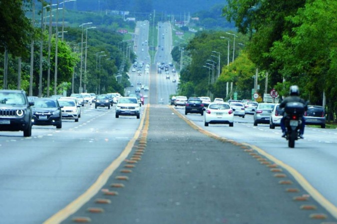Movimento no trânsito no Eixão Norte e a Via Estrutural, que ainda não tem meio-fio. A faixa de acostamento é um perigo constante para os ciclistas.  -  (crédito: Ed Alves/CB/DA.Press)