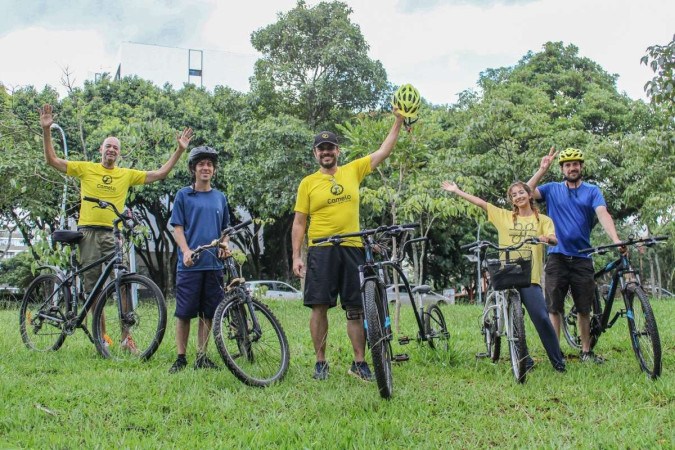 Dono da agência de cicloturismo, Graco Santos (de boné), 56, guia grupos de até 15 pessoas -  (crédito:  Kayo Magalhães/CB/D.A Press)