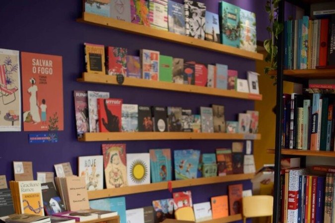 O acervo da Circulares é composto por edições de livros novos, escolhidos cuidadosamente pela equipe. 