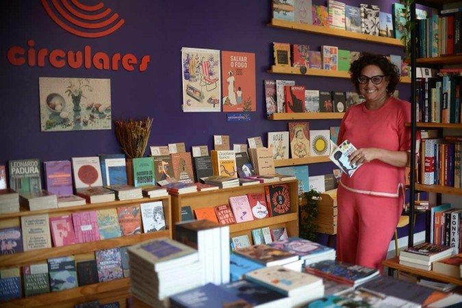 Camile Sahb é uma das sócias da livraria Circulares e dedica seu tempo pelo o que é mais apaixonada: os livros