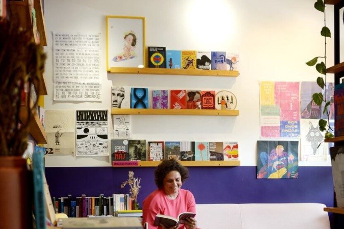 O sofá da livraria Circulares é muito disputado pelos clientes, que procuram um cantinho especial para lerem. 