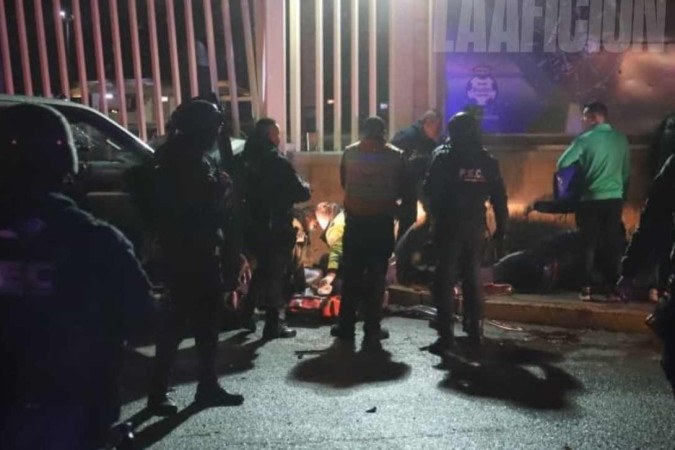 Uma pessoa morreu e quatro ficaram gravemente feridos após um ataque massivo a um grupo de torcedores em Torreón, na saída do Estádio Corona -  (crédito: Facebook/ Club de Futbol Monterrey Oficial)