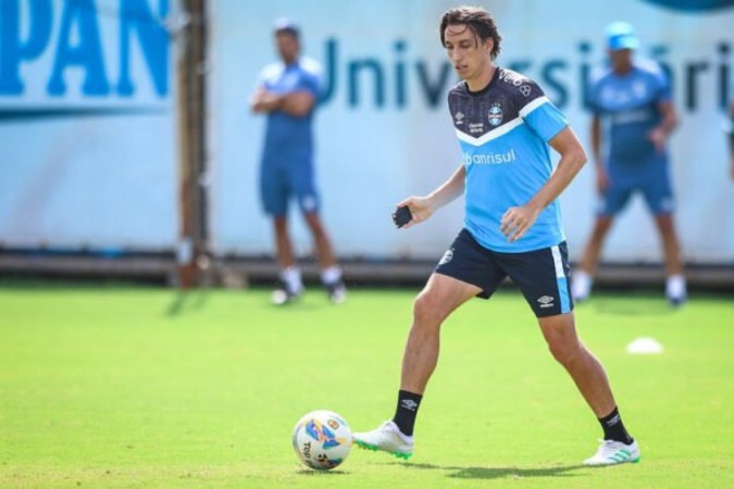 Pedro Geromel usou proteção na mão direita em treino desta segunda-feira -  (crédito:  Lucas Uebel/Gremio FBPA)