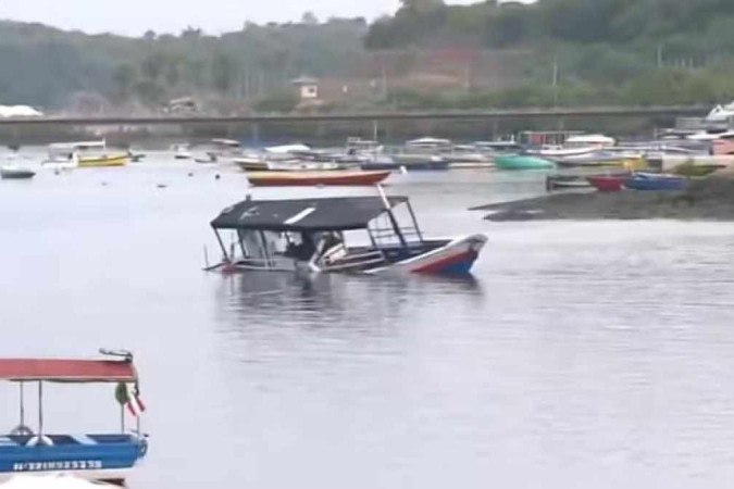 Barco naufraga na Baía de Todos-os-Santos -  (crédito: Reprodução/TV Globo)
