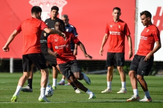 Jogadores do Braga durante treinamento da equipe - Foto: Miguel Riopa/AFP via Getty Images -  (crédito: Foto: Miguel Riopa/AFP via Getty Images)