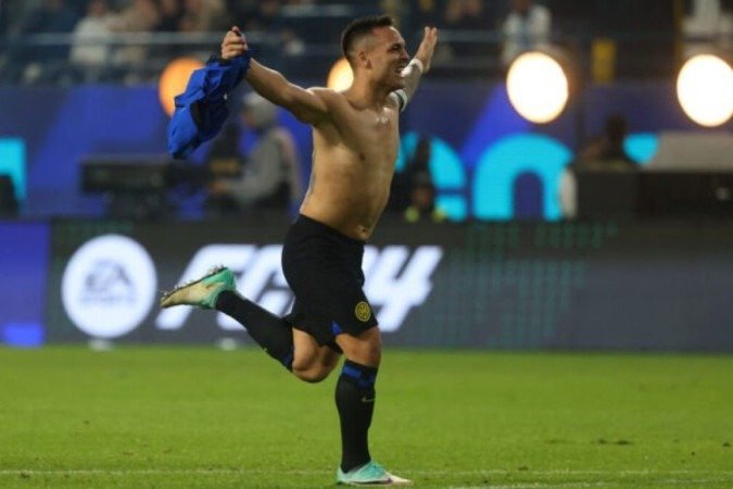 Lautaro Martínez em disputa de bola com jogadores do Napoli - Foto: Fayez Nureldine/AFP via Getty Images - (crédito: Foto: Fayez Nureldine/AFP via Getty Images) Lautaro Martínez em disputa de bola com jogadores do Napoli - Foto: Fayez Nureldine/AFP via Getty Images - (crédito: Foto: Fayez Nureldine/AFP via Getty Images)