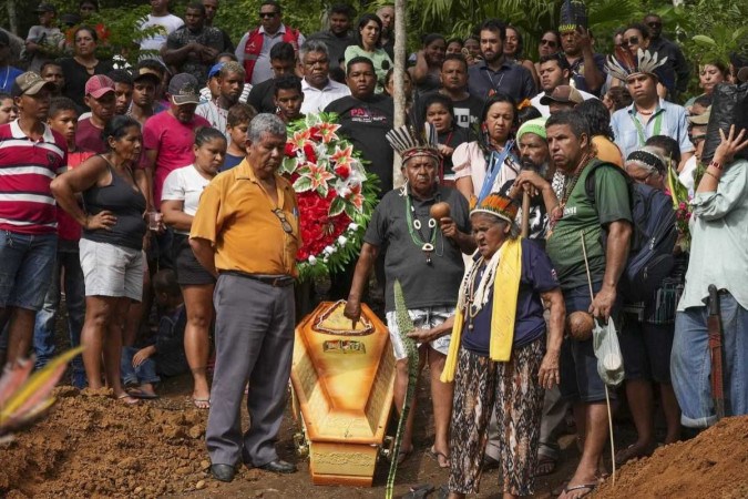 Maria Fátima Muniz de Andrade, a 'Nega Pataxó', foi enterrada ontem, na Bahia. Governo montou comitiva para acompanhar o caso -  (crédito: Leo Otero/MPI)