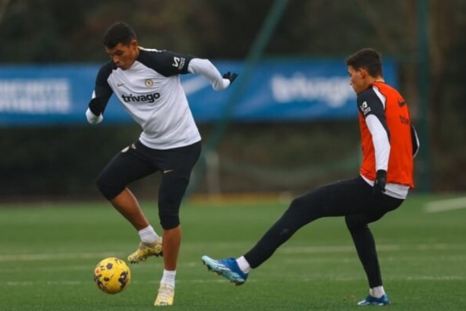 Jogadores de Chelsea e Middlesbrough em disputa de bola no jogo de ida da semifinal da Copa da Liga Inglesa - Foto: Oli Scarff/AFP via Getty Images -  (crédito: Foto: Oli Scarff/AFP via Getty Images)