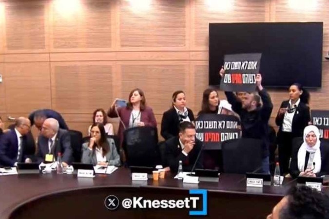 Com fotos de sequestrados, parentes invadem sessão do Knesset: 