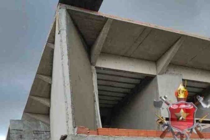 Homem cai de varanda de três metros no Park Way - (crédito: CBMDF) Homem cai de varanda de três metros no Park Way - (crédito: CBMDF)