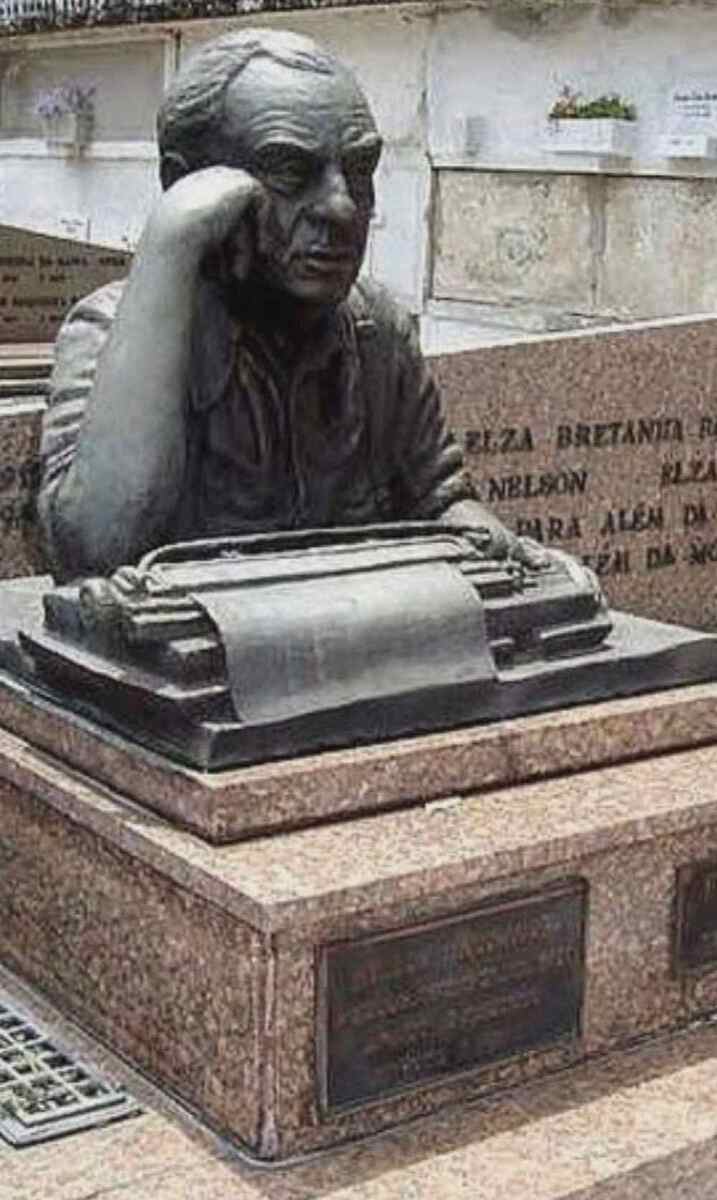 O busto mostrava o escritor sentado em frente a uma máquina de escrever