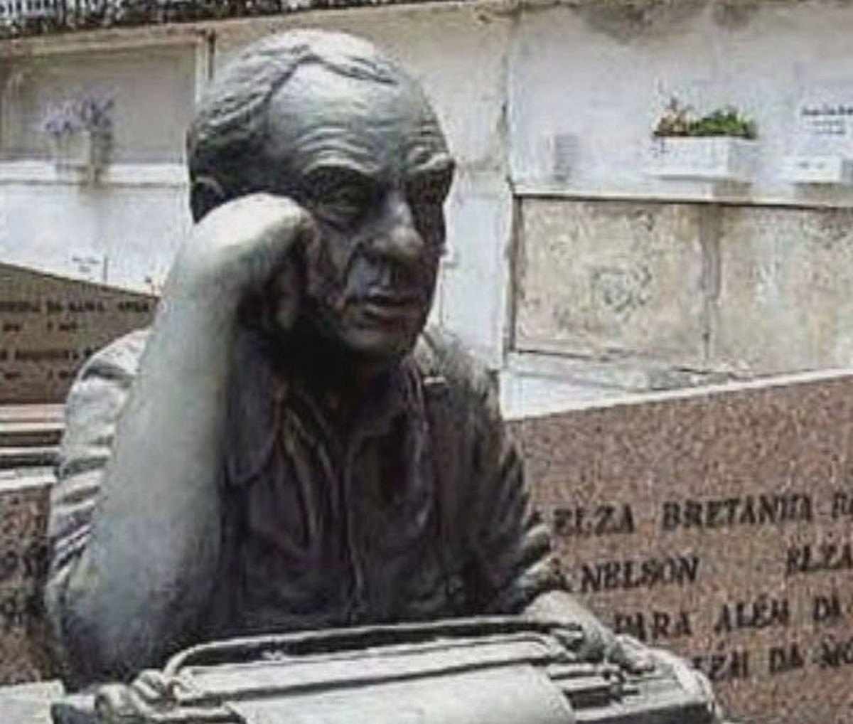 Busto do túmulo do escritor Nelson Rodrigues é furtado em cemitério do RJ