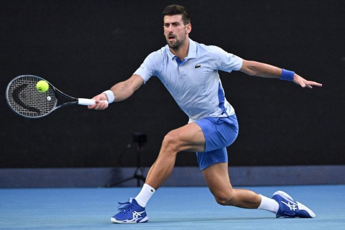Djokovic se machucou ao escorregar na segunda-feira nas oitavas de final contra o argentino Francisco Cerúndolo -  (crédito: William West/AFP)